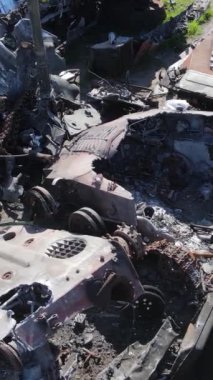 Bucha, Ukrayna 'daki yok edilmiş askeri donanımın dikey videosu