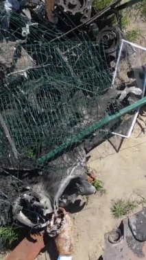 Bucha, Ukrayna 'daki yok edilmiş askeri donanımın dikey videosu