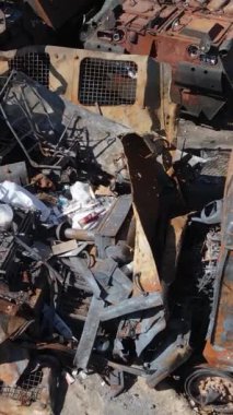 Bucha, Ukrayna 'daki yok edilmiş askeri donanımın dikey videosu