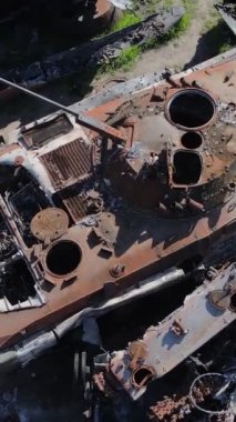 Bucha, Ukrayna 'daki yok edilmiş askeri donanımın dikey videosu