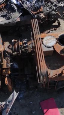 Bucha, Ukrayna 'daki yok edilmiş askeri donanımın dikey videosu