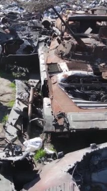 Bucha, Ukrayna 'daki yok edilmiş askeri donanımın dikey videosu