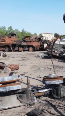 Bucha, Ukrayna 'daki yok edilmiş askeri donanımın dikey videosu