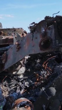 Bucha, Ukrayna 'daki yok edilmiş askeri donanımın dikey videosu