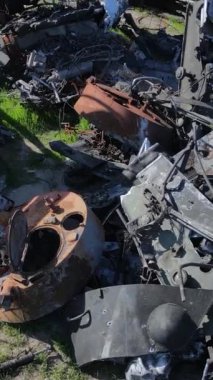 Bucha, Ukrayna 'daki yok edilmiş askeri donanımın dikey videosu