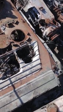 Bucha, Ukrayna 'daki yok edilmiş askeri donanımın dikey videosu