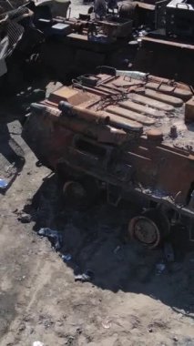 Bucha, Ukrayna 'daki yok edilmiş askeri donanımın dikey videosu