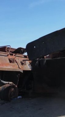 Bucha, Ukrayna 'daki yok edilmiş askeri donanımın dikey videosu