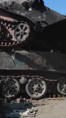 Bucha, Ukrayna 'daki yok edilmiş askeri donanımın dikey videosu