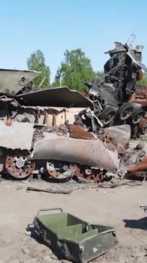 Bucha, Ukrayna 'daki yok edilmiş askeri donanımın dikey videosu