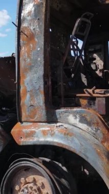 Bucha, Ukrayna 'daki yok edilmiş askeri donanımın dikey videosu