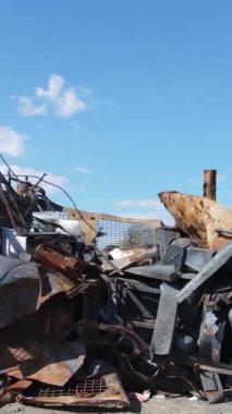 Bucha, Ukrayna 'daki yok edilmiş askeri donanımın dikey videosu