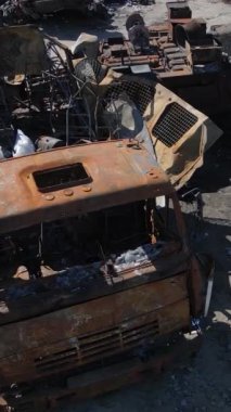 Bucha, Ukrayna 'daki yok edilmiş askeri donanımın dikey videosu