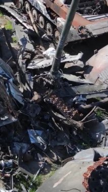 Bucha, Ukrayna 'daki yok edilmiş askeri donanımın dikey videosu