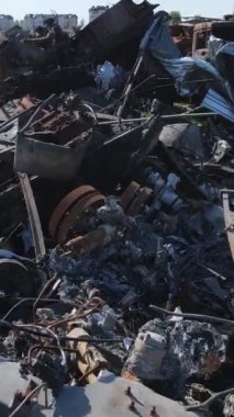 Bucha, Ukrayna 'daki yok edilmiş askeri donanımın dikey videosu