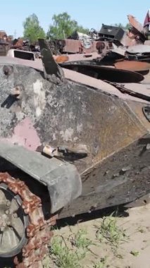 Bucha, Ukrayna 'daki yok edilmiş askeri donanımın dikey videosu