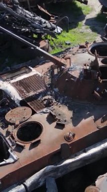 Bucha, Ukrayna 'daki yok edilmiş askeri donanımın dikey videosu