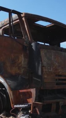 Bucha, Ukrayna 'daki yok edilmiş askeri donanımın dikey videosu