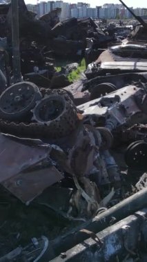 Bucha, Ukrayna 'daki yok edilmiş askeri donanımın dikey videosu