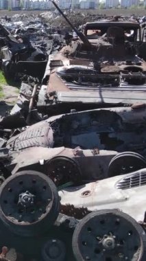 Bucha, Ukrayna 'daki yok edilmiş askeri donanımın dikey videosu
