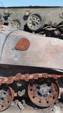 Bucha, Ukrayna 'daki yok edilmiş askeri donanımın dikey videosu