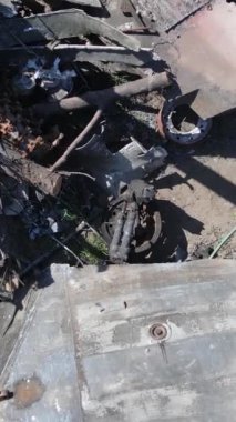 Bucha, Ukrayna 'daki yok edilmiş askeri donanımın dikey videosu