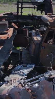 Bucha, Ukrayna 'daki yok edilmiş askeri donanımın dikey videosu