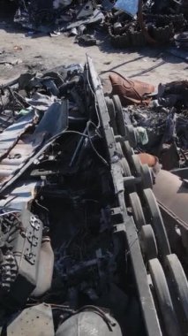 Bucha, Ukrayna 'daki yok edilmiş askeri donanımın dikey videosu