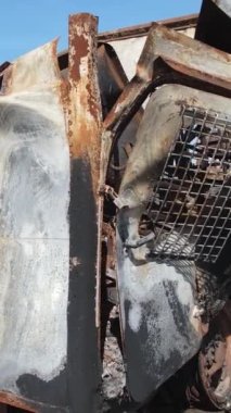 Bucha, Ukrayna 'daki yok edilmiş askeri donanımın dikey videosu