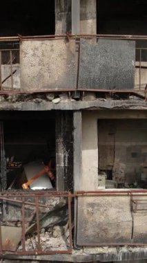 Ukrayna, Kyiv 'de yanmış ve yıkılmış bir evin dikey videosu