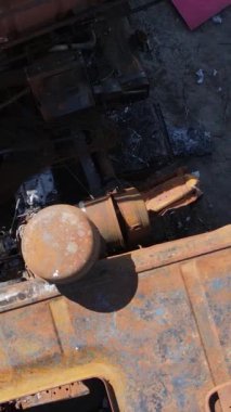 Bucha, Ukrayna 'daki yok edilmiş askeri donanımın dikey videosu