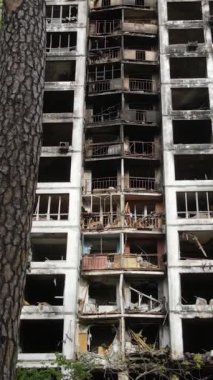 Ukrayna, Kyiv 'de yanmış ve yıkılmış bir evin dikey videosu