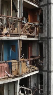 Ukrayna, Kyiv 'de yanmış ve yıkılmış bir evin dikey videosu