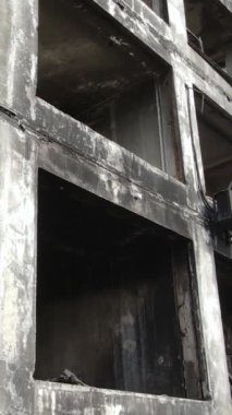 Ukrayna, Kyiv 'de yanmış ve yıkılmış bir evin dikey videosu