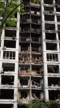 Ukrayna, Kyiv 'de yanmış ve yıkılmış bir evin dikey videosu