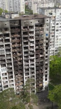 Ukrayna, Kyiv 'de yanmış ve yıkılmış bir evin dikey videosu