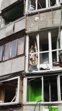 Ukrayna, Kyiv 'de yanmış ve yıkılmış bir evin dikey videosu