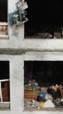 Ukrayna, Kyiv 'de yanmış ve yıkılmış bir evin dikey videosu