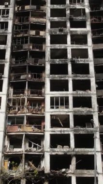 Ukrayna, Kyiv 'de yanmış ve yıkılmış bir evin dikey videosu