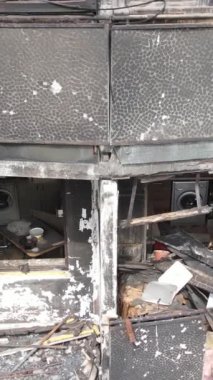 Ukrayna, Kyiv 'de yanmış ve yıkılmış bir evin dikey videosu