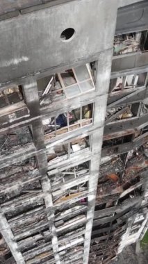 Ukrayna, Kyiv 'de yanmış ve yıkılmış bir evin dikey videosu