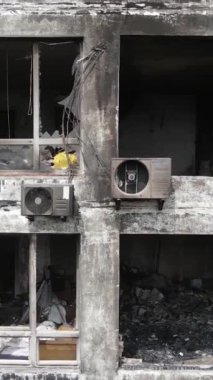 Ukrayna, Kyiv 'de yanmış ve yıkılmış bir evin dikey videosu