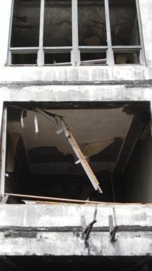 Ukrayna, Kyiv 'de yanmış ve yıkılmış bir evin dikey videosu