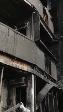 Ukrayna, Kyiv 'de yanmış ve yıkılmış bir evin dikey videosu