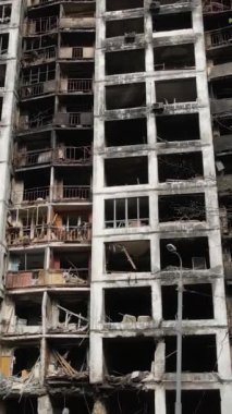 Ukrayna, Kyiv 'de yanmış ve yıkılmış bir evin dikey videosu