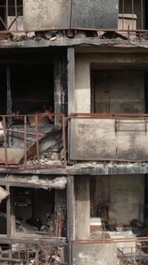 Ukrayna, Kyiv 'de yanmış ve yıkılmış bir evin dikey videosu