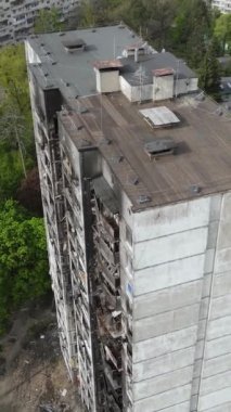 Ukrayna, Kyiv 'de yanmış ve yıkılmış bir evin dikey videosu