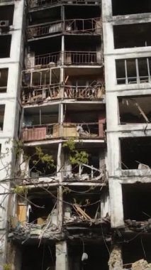 Ukrayna, Kyiv 'de yanmış ve yıkılmış bir evin dikey videosu