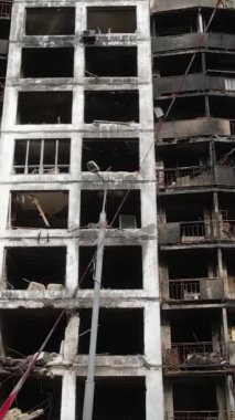 Ukrayna, Kyiv 'de yanmış ve yıkılmış bir evin dikey videosu