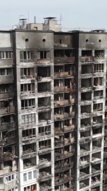 Ukrayna, Kyiv 'de yanmış ve yıkılmış bir evin dikey videosu